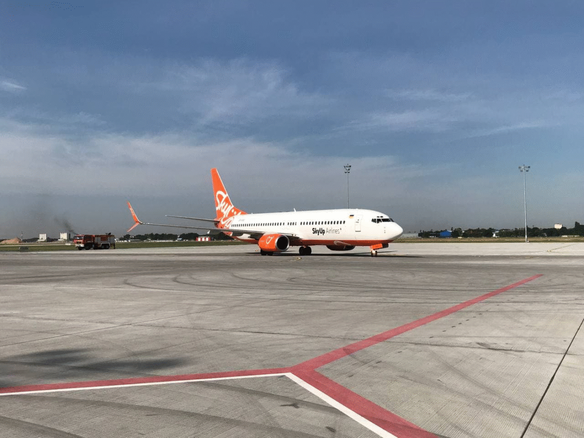 Інцидент у аеропорту Кракова: літак Enter Air зійшов зі злітної смуги