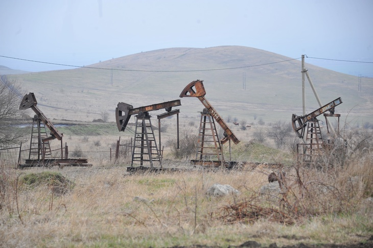 Ринок очікує на сотні тисяч зайвих барелів нафти: ціни на “чорне золото” знижуються