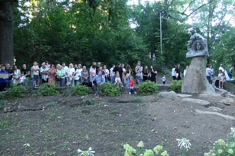 У Коростишеві відкрили пам’ятник Кузьмі Скрябіну: користувачі обурені його виглядом