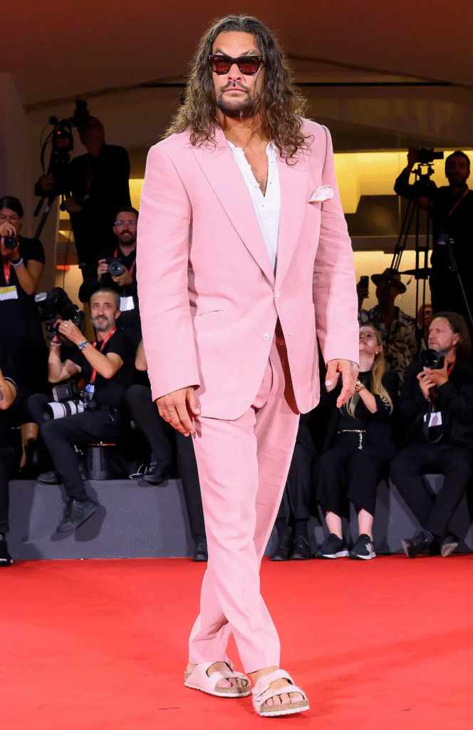 Джейсон Момоа з педикюром підкорив червону доріжку у Венеції