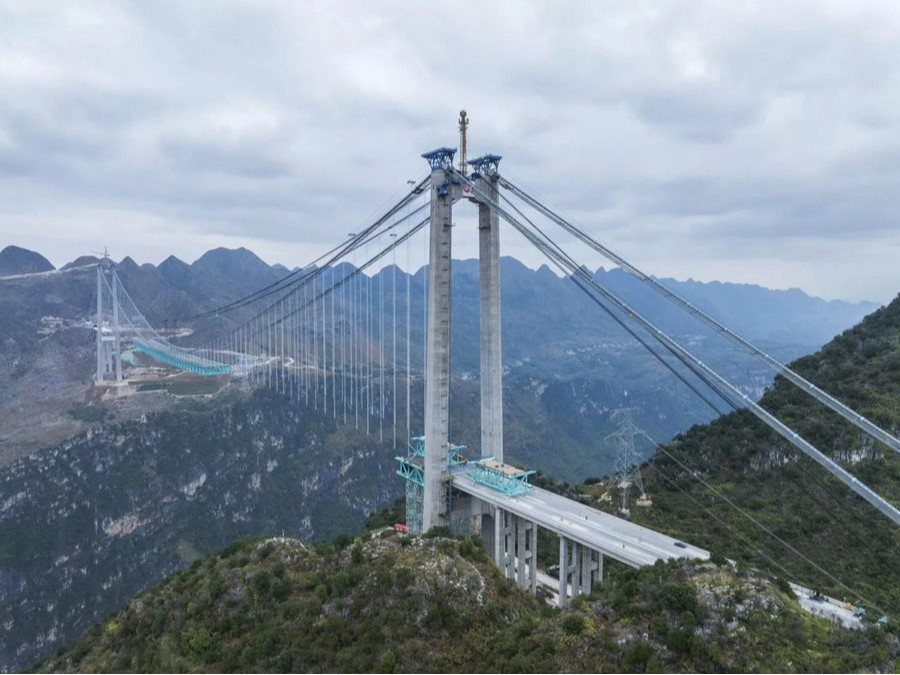 Найвищий міст у світі у Китаї: як будували Huajiang Canyon Bridge та його рекордні параметри