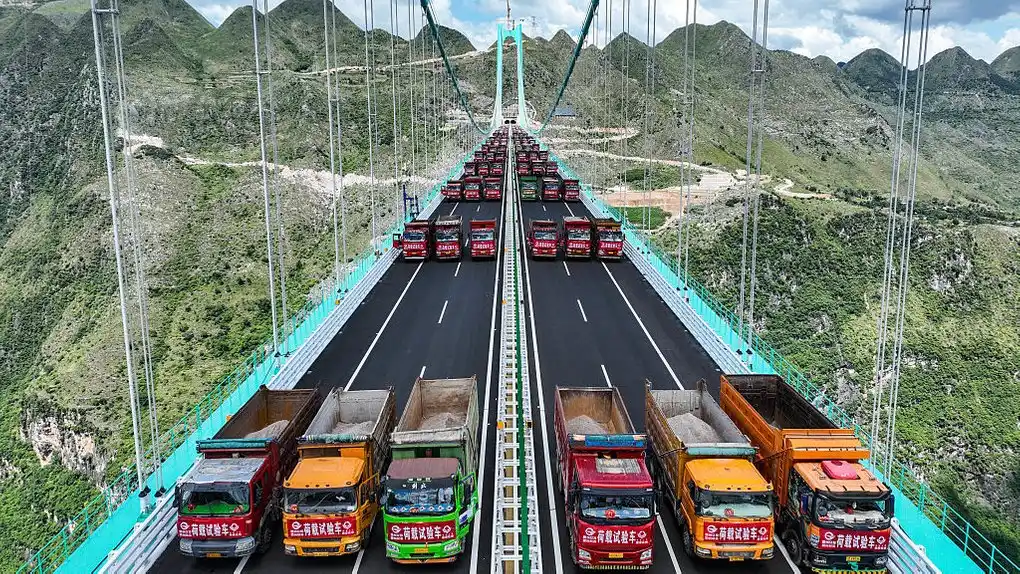 Найвищий міст у світі у Китаї: як будували Huajiang Canyon Bridge та його рекордні параметри