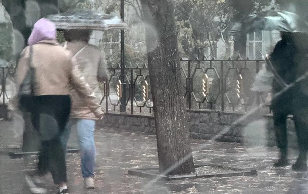 Одеса пішла під воду: зупинено транспорт і школи переходять на дистанційку