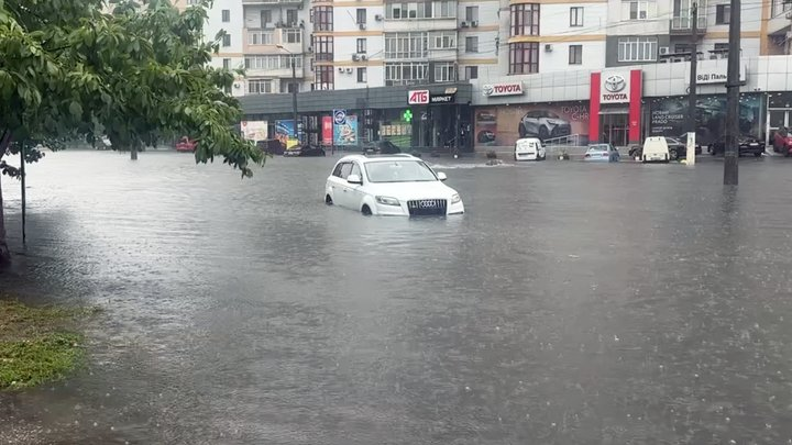 Одеса пішла під воду: зупинено транспорт і школи переходять на дистанційку