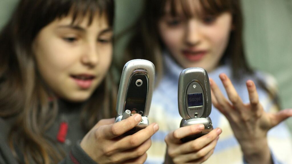 Чому молодь повертається до “ретро-телефонів” і менше часу проводить у смартфоні: новий соціальний тренд