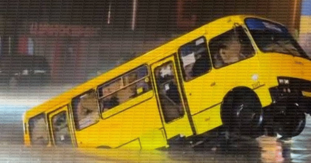 Колапс в Одесі через негоду: маршрутка з людьми провалилася під землю