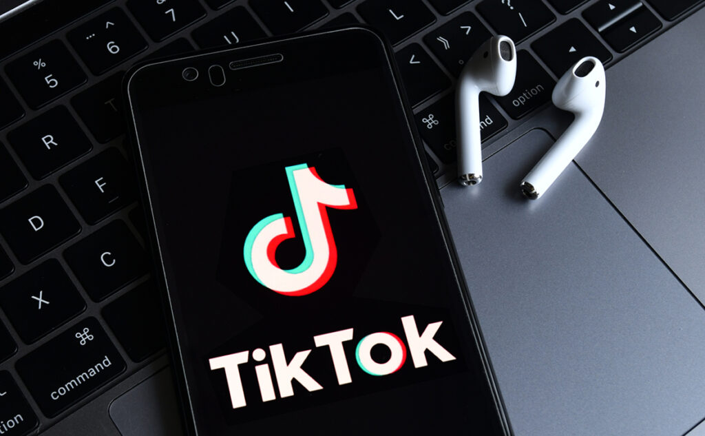 Вірусні тенденції на TikTok: від “один зуб” до групи 7 — що це означає для брендів