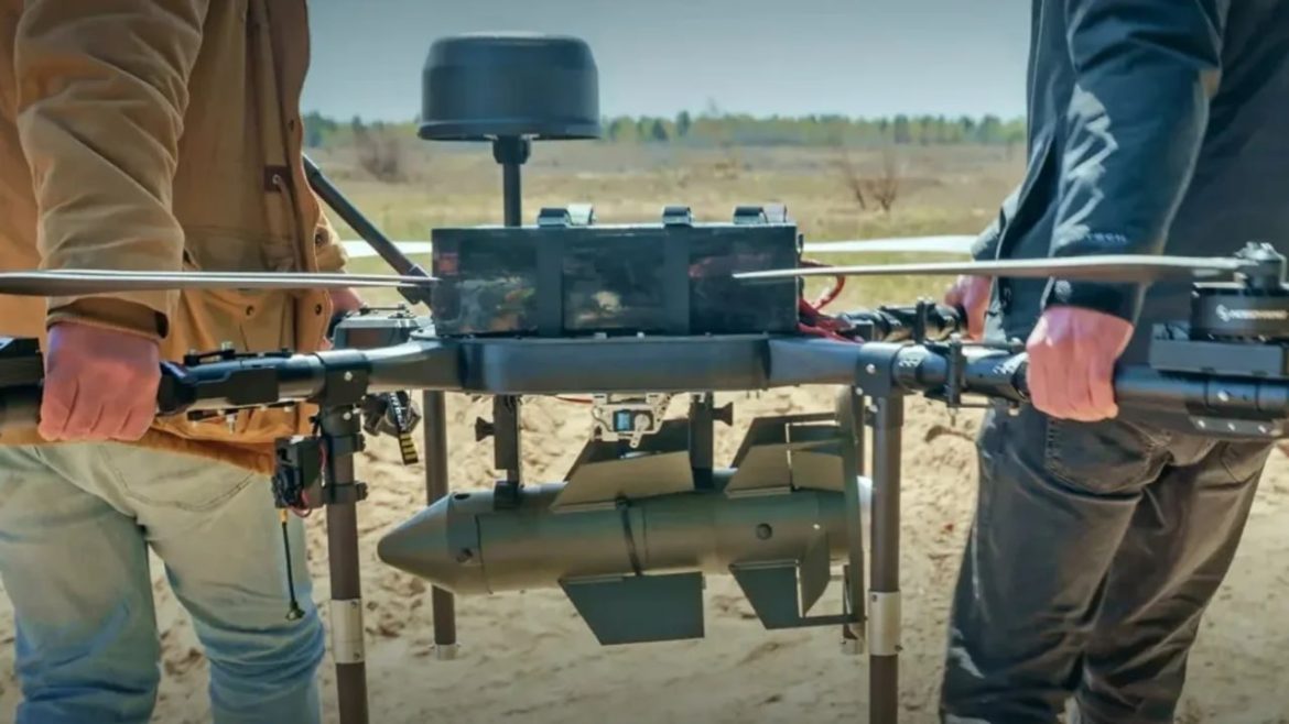Міноборони представило керований боєприпас Firefly для дронів-бомберів. Система працює на висоті до 800 метрів, коригує траєкторію, долає вплив РЕБ і готова до серійного виробництва.
