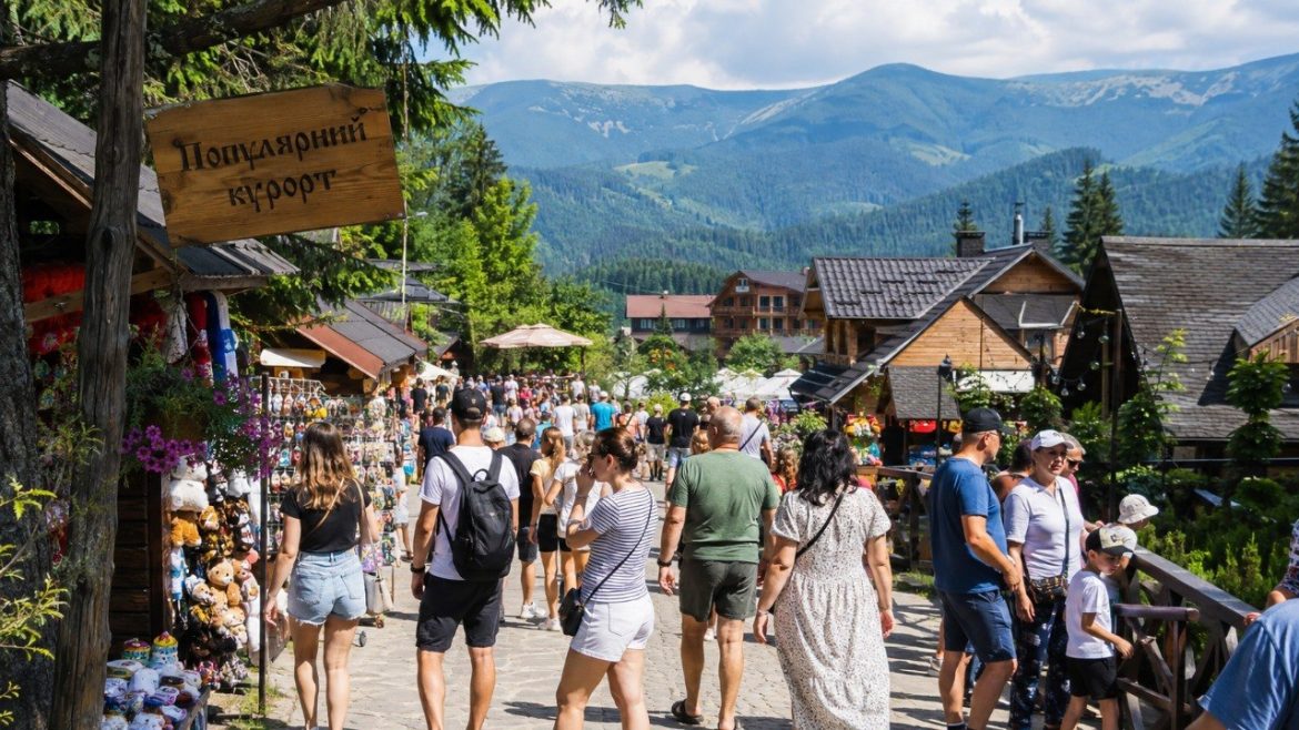 Карпати на серпневі вихідні 2026: де очікувати найбільше туристів, які курорти й маршрути обрати замість Буковеля та Яремче, що знати про квитки, нацпарки, транспорт і безпеку в горах України зараз.
