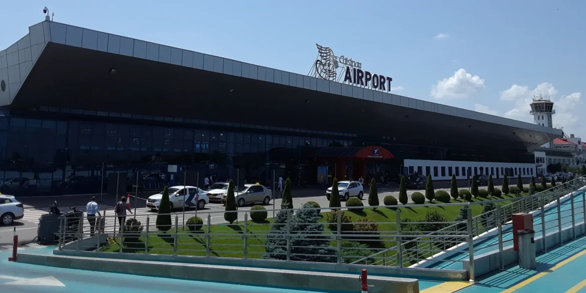 У Кишинівському аеропорту 2 жовтня оголосили загрозу вибуху. Пасажирів і персонал евакуювали, реєстрацію призупинили. Через перевірку можливі зміни у розкладі рейсів протягом дня.