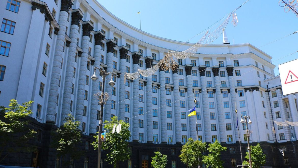 Будинок уряду України на вулиці Грушевського в Києві