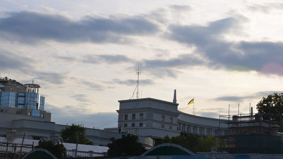 Будинок уряду України на вулиці Грушевського в Києві