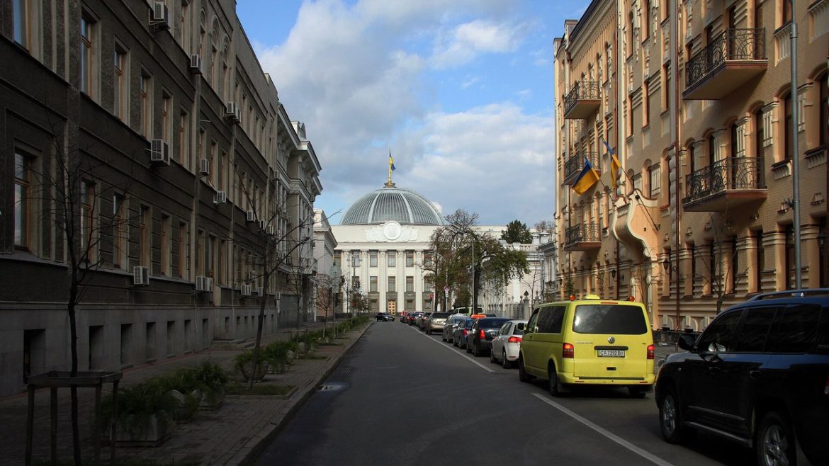 Будівля Верховної Ради України на вулиці Михайла Грушевського в Києві