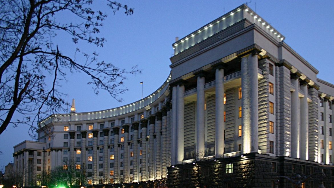 Будівля Кабінету Міністрів України на вулиці Грушевського в Києві