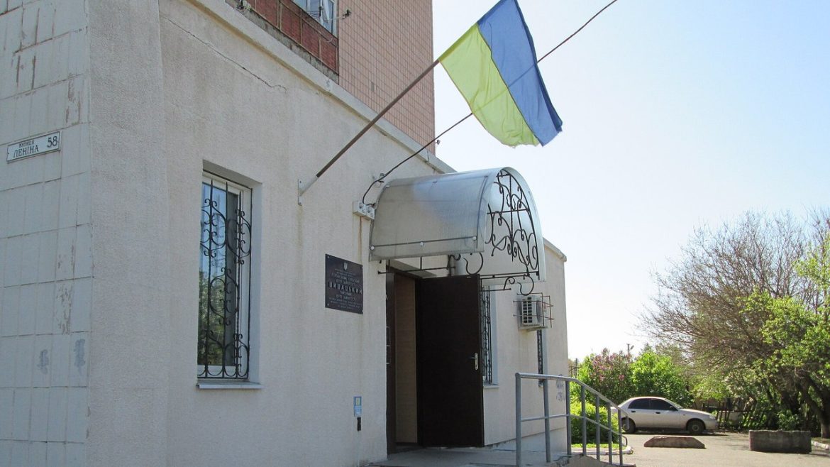 Будівля районного центру зайнятості з прапором України