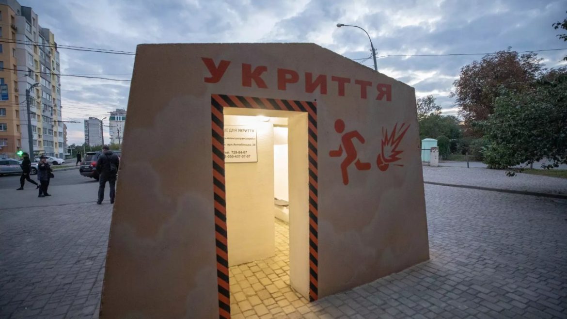 Вхід до модульного укриття в Харкові під час повітряної тривоги