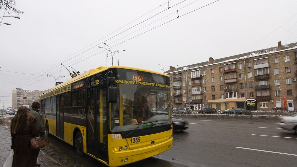 Тролейбус на вулиці Києва — водіїв тролейбусів готують і за ваучерними програмами